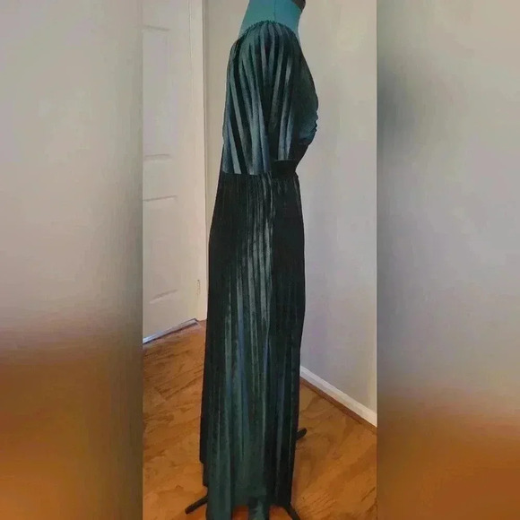 Size 6 Asos Velvet Floor Length Gown with Cutout - Picture 4 of 5